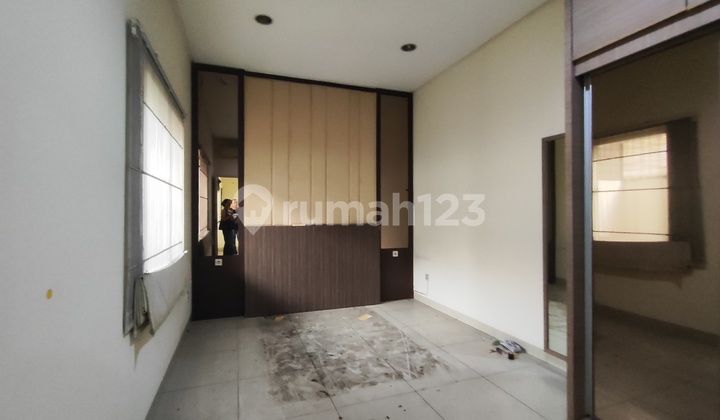 House for Sale 2-Story Building 3 Bedrooms Ready to Occupy in West Jakarta 2
