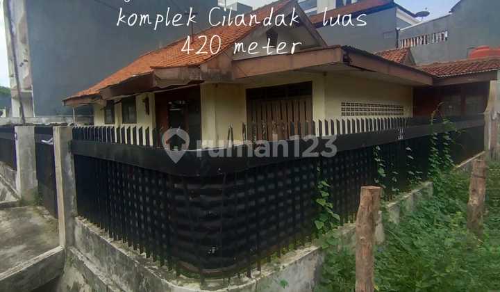 Rumah Tua 5 Kamar Tidur Posisi Hook di Cilandak, Jakarta Selatan 2