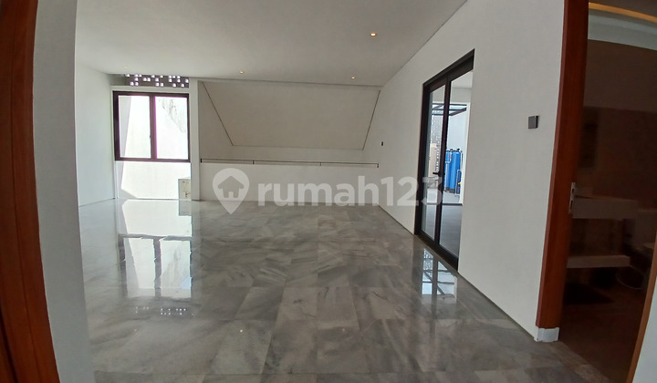 Rumah Semi Furnished dengan 6 Unit AC dan Kitchen Set di Jakbar