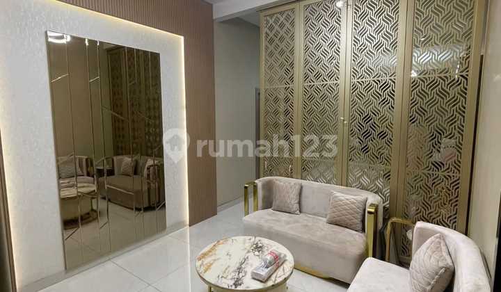 Rumah Bebas Banjir dengan Kitchen Set Mewah di Permata Hijau