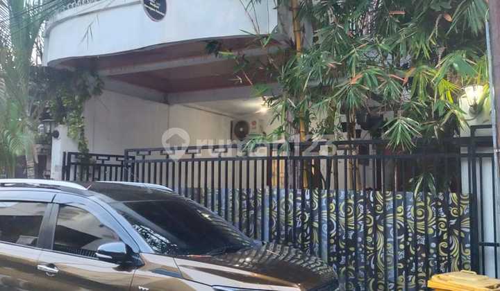 Rumah 2 Lantai Full Furnished 4 Kamar Hadap Barat di Jaksel