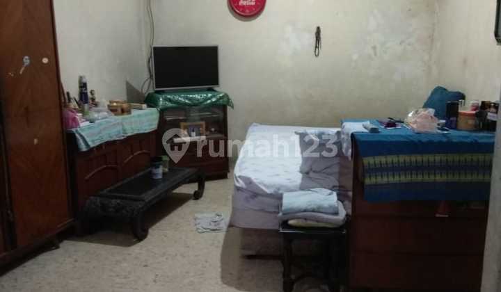 East-Facing House with SHM Certificate, 3 Bedrooms in South Jakarta 2