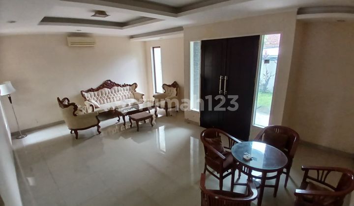 Rumah Bangunan 2 Lantai SHM Semi Furnished dengan Gudang, Kemang