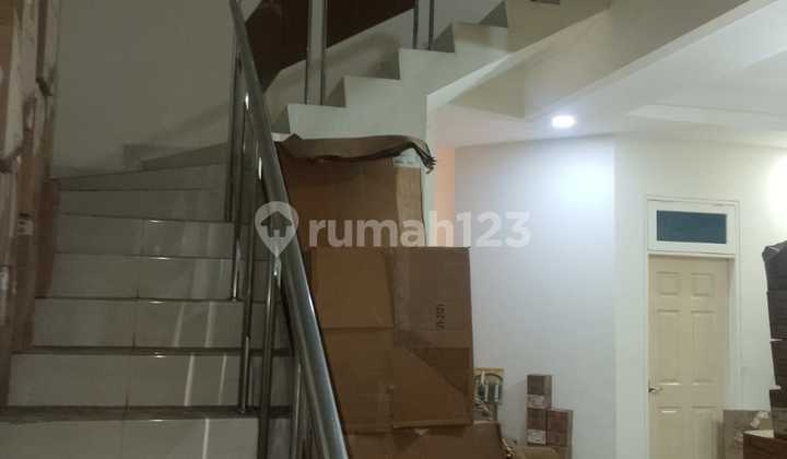 Rumah Hadap Barat Legalitas SHM di Kawasan Elit di Kebon Jeruk 2