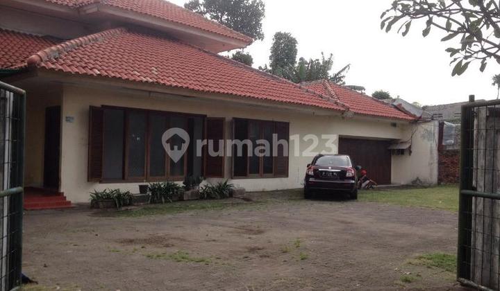 Rumah dengan Halaman Luas Sudah SHM Siap Huni di Kebon Jeruk