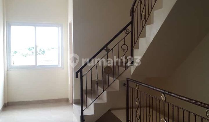Ruko Hadap Utara Bangunan 3.5 Lantai SHM Unfurnished di Bintaro