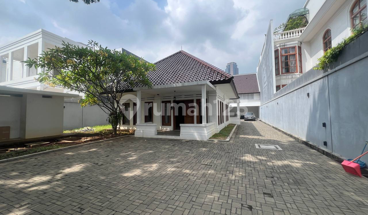 Disewakan Rumah Sangat Terawat Siap Huni Lokasi di Menteng Disewakan Rumah Sangat Terawat Siap Huni Lokasi di Menteng