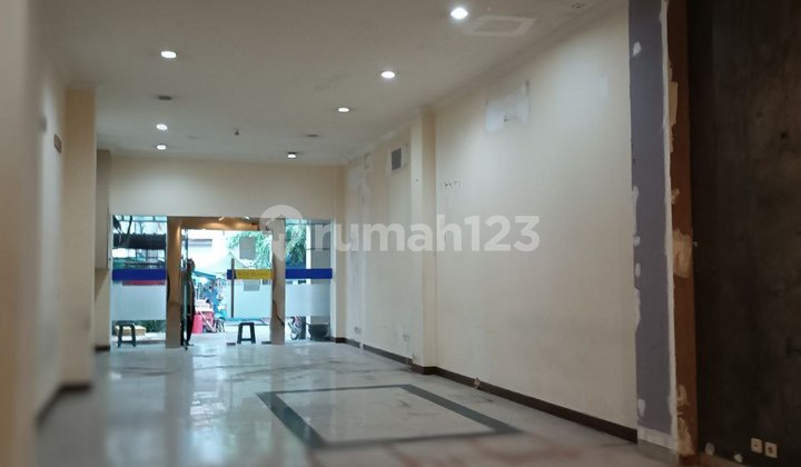 Disewakan Ruko 4 Lantai Lokasi Sangat Strategis di Menteng