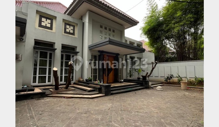 For Sale House in a Very Strategic Location in Meneng, Central Jakarta