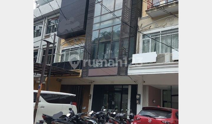Disewakan Ruko 4 Lantai Lokasi Sangat Strategis di Menteng