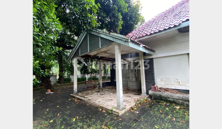 Old House for Sale, Hook Position, Quiet Location in Menteng Old House for Sale, Hook Position, Quiet Location in Menteng