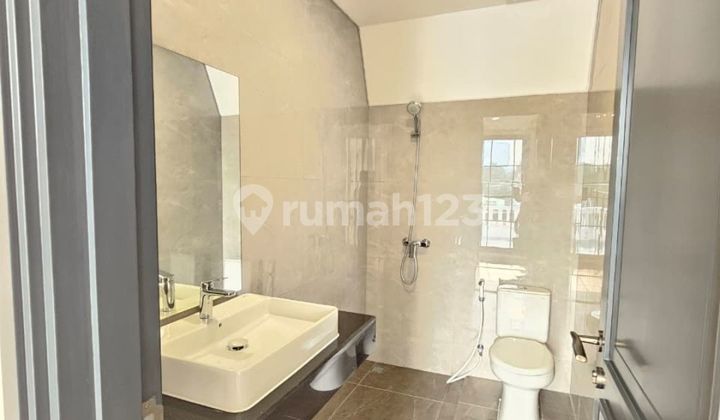 Rumah 3 Lantai Konsep European Classic di Gading Serpong 2