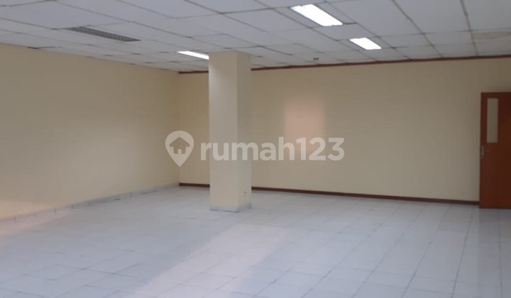 Disewakan Gedung Komersial Posisi Hoek Strategis