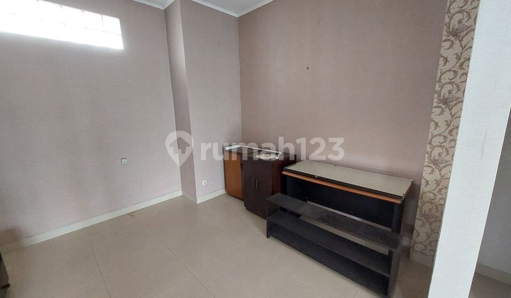 Disewakan Rumah Hunian Semi Furnish Halaman Luas