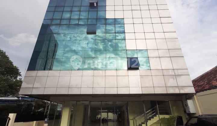 For Sale Commercial Building in a Strategic Commercial Location