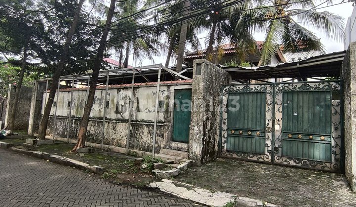 Old House on Square-Shaped Land for Sale in Menteng 2
