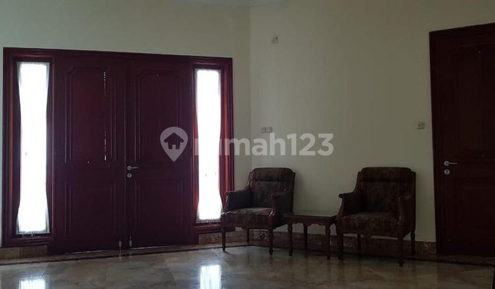 Disewakan Rumah 3 Lantai Semi Furnish di Pondok Indah 2