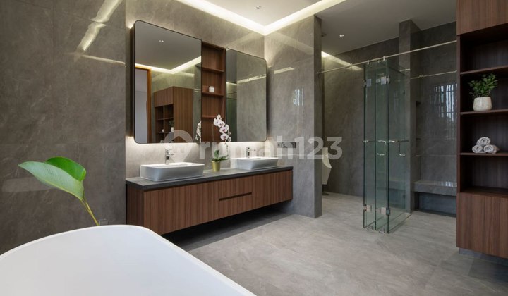 Dijual Modern Tropical House Posisi Hoek di Kemang