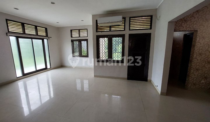 Disewakan Rumah Hunian Semi Furnish Halaman Luas 2
