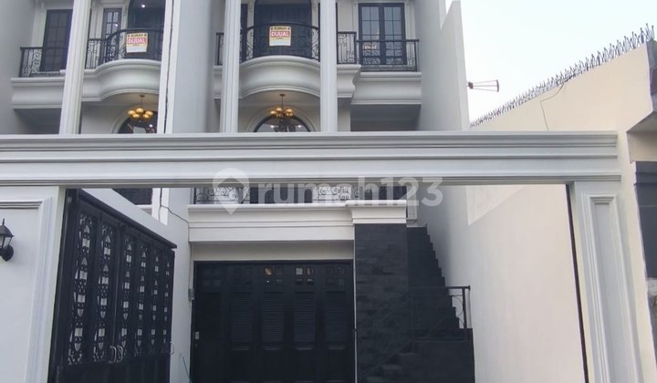 Dijual Rumah Baru 3 Lantai Cantik dan Elegant