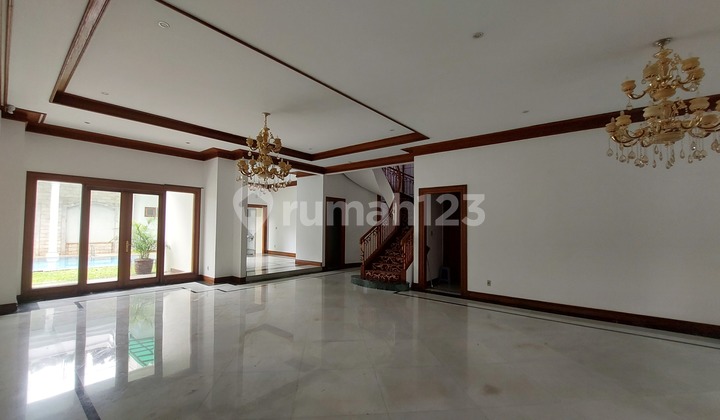 Disewakan Rumah Mewah Vintage Extra Luas Pinggir Jalan Utama 2