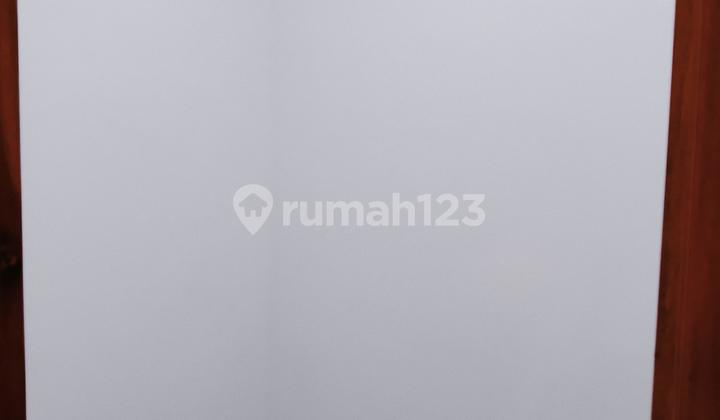 Minimalist House by the Road with Easy Access to the Station 2