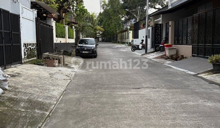 Di Jual Cepat Rumah 2 Lantai Strategis di Kebayoran Lana
