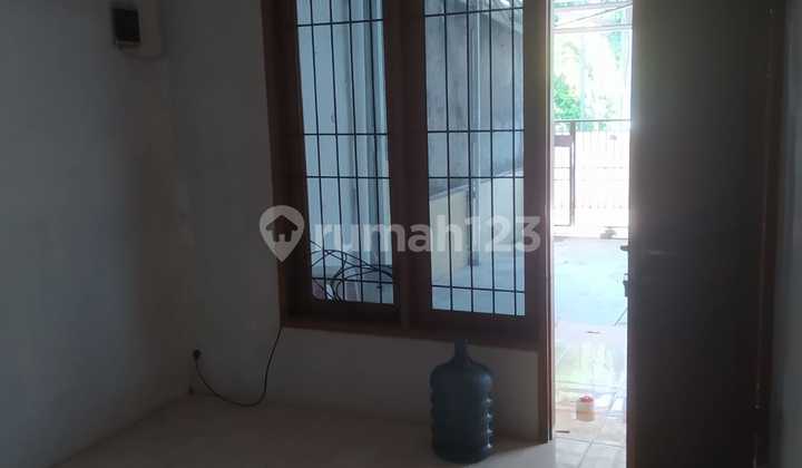 For Rent House on the Side of Main Road Suitable for Office 2
