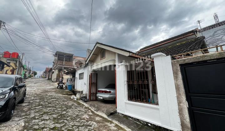 Old 3-Bedroom House in Jatinangor Near Town Square & Toll Road