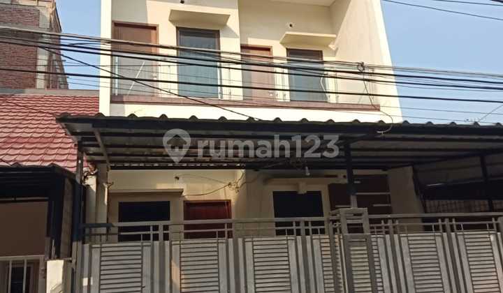 Dijual Rumah di Taman Cosmos Jakbar