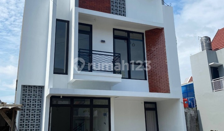 Modern Residence with Strategic & Comfortable Location Modern Residence with Strategic & Comfortable Location