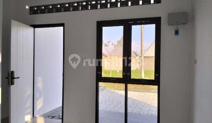 1-Story Minimalist House, Fronting Main Road, Jeruklegi