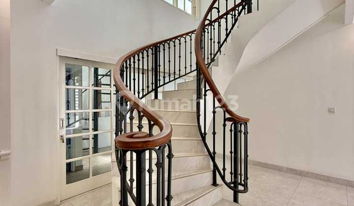Dijual Rumah Mewah Dua Lantai di Kebayoran Baru