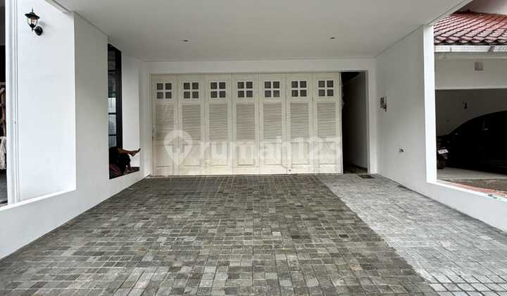 Dijual Rumah Dua Lantai di Bintaro di Lengkapi Private Swimming Pool 2