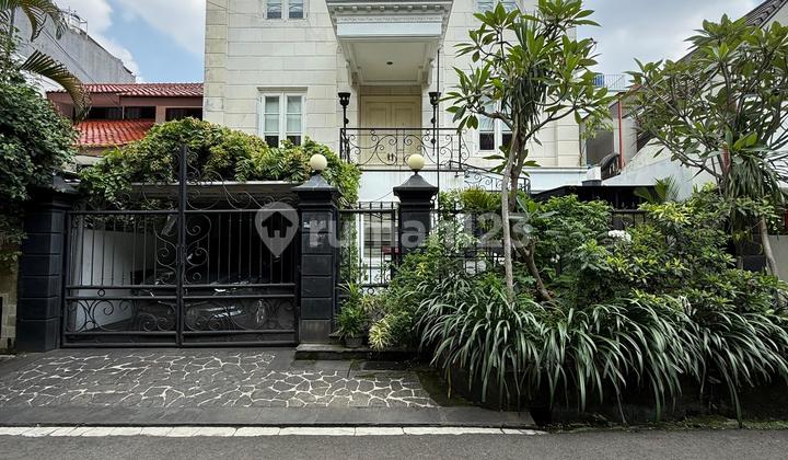 Dijual Rumah Dua Setengah Lantai di Pondok Indah Best Price