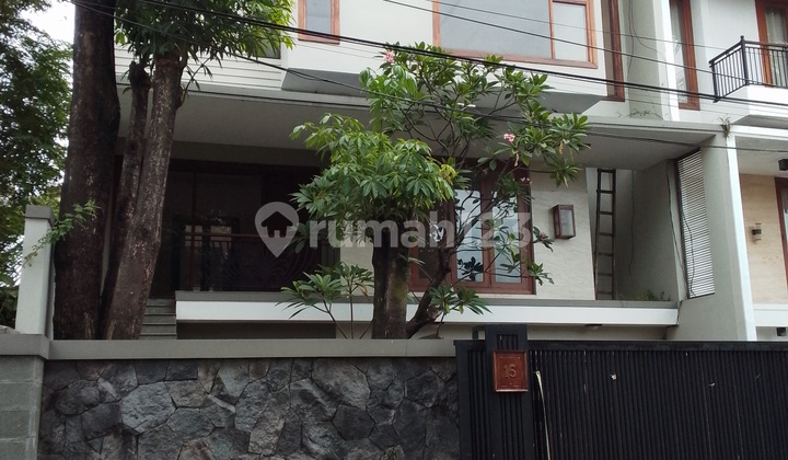 Dijual Rumah Dua Lantai Dilengkapi Swimming Pool Lokasi Dekat Mall 1