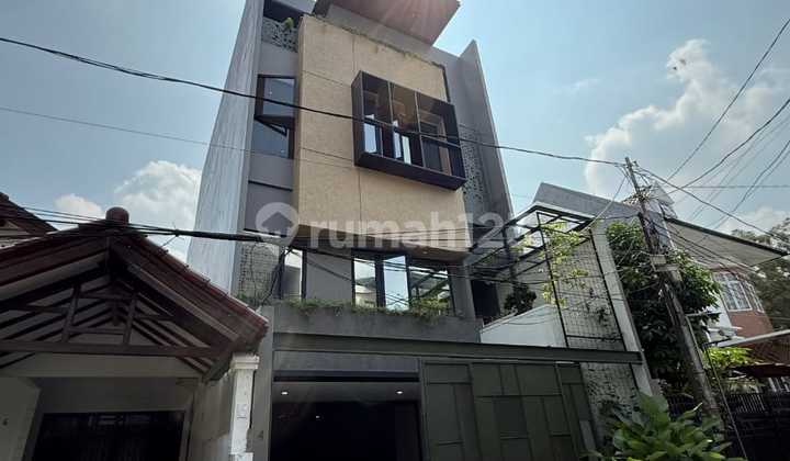 Dijual Rumah Baru Tiga Lantai di Pondok Indah