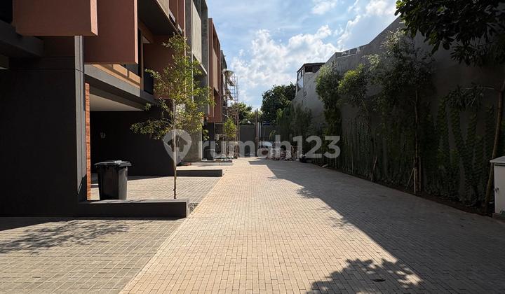 Tinggal 1 Unit Rumah Baru 3 Lantai Dekat ke Kemang 2