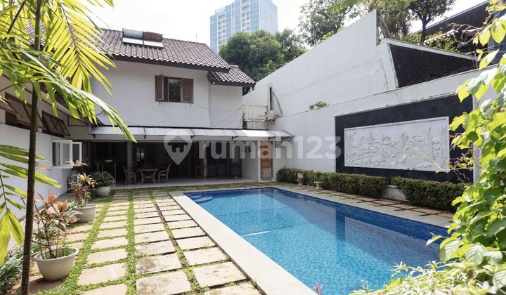 Eksklusif di Kebayoran Baru: Rumah Mewah Lt 690M² dengan Kolam Renang & Parkir 8 Mobil - Hanya 900M ke MRT