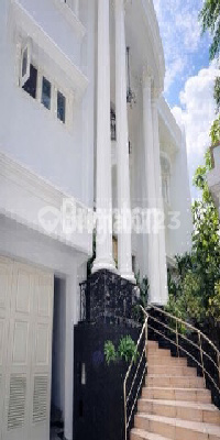 Classic Luxury 3.5-Story Fully Furnished House in the City - Land Area 300 m²