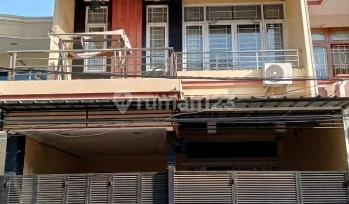 Beautiful 3-Story House Located in Sunter