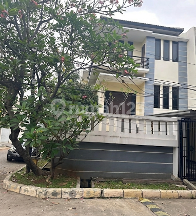 3-Story House ******** East. South, Nice House