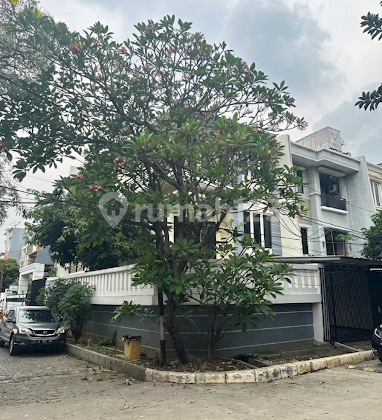 3-Story House ******** East. South, Nice House