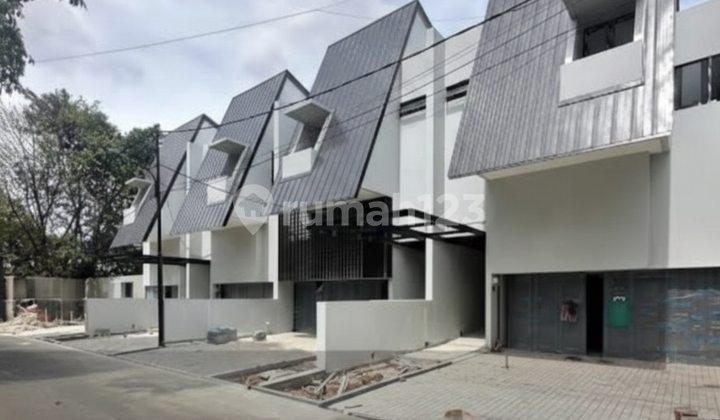 Rumah Brand New Bagus Lokasi Strategis di Jaksel