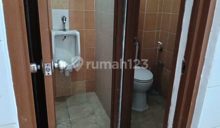 Rented out: 3.5-Story Shop House, Strategic Location in West Jakarta 2