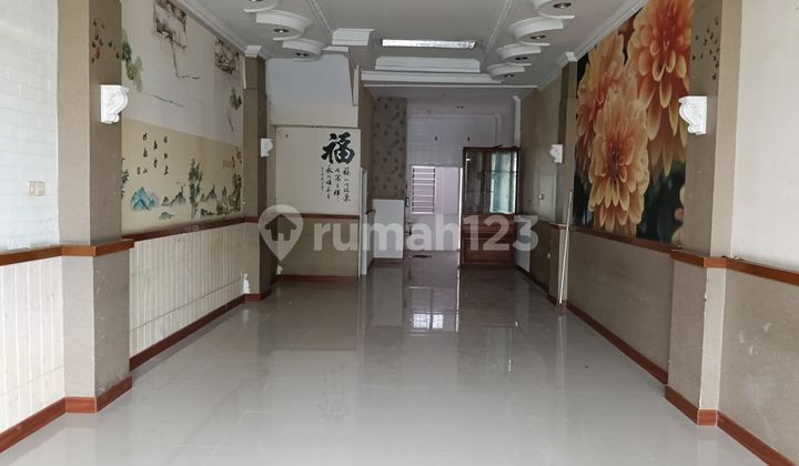 Rented out: 3.5-Story Shop House, Strategic Location in West Jakarta 1