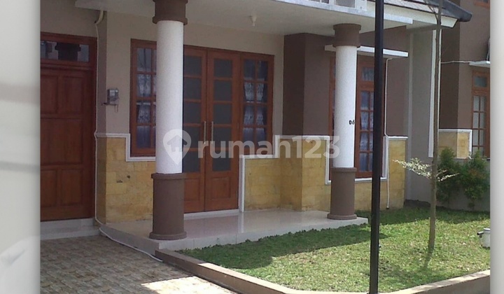 Strategic House Within the Housing Estate on Jalan Pleret