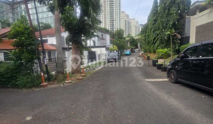 Rumah Lama Split Level 3 Lantai di Pakubuwono Kebayoran Baru Jalan Lebar 2 Mobil