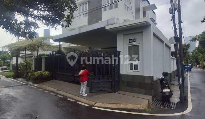 Rumah4lantai Ada Lift dan Roof Top Jalan Lebar 2.Mobil di Benhil Jakarta Pusat Posisi Hoek Rumah4lantai Ada Lift dan Roof Top Jalan Lebar 2.Mobil di Benhil Jakarta Pusat Posisi Hoek