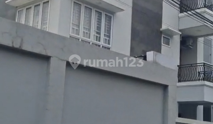 Rumah4lantai Ada Lift dan Roof Top Jalan Lebar 2.Mobil di Benhil Jakarta Pusat Posisi Hoek 2